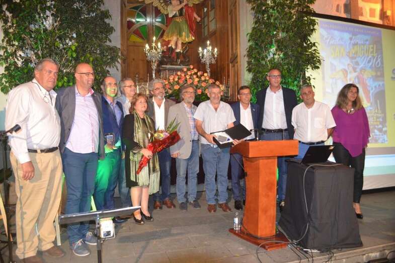 Pregonero, autoridades y familiares (Foto TA)